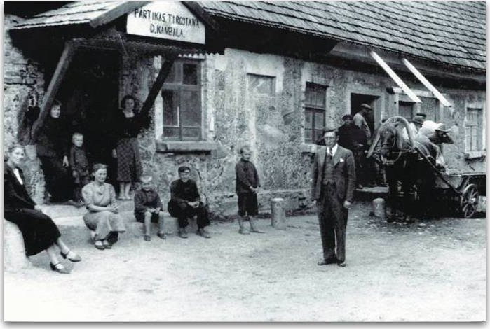 Kambalu ģimene pie dzirnavu veikala